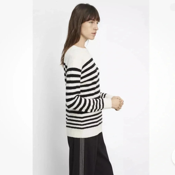VINCE Wool Bouqle Engineered Stripe Crew coastal off white black crew sweater M - Picture 11 of 11